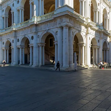 Wake Up Next To Vicenza's Beautiful Square! Апартаменты Виченца