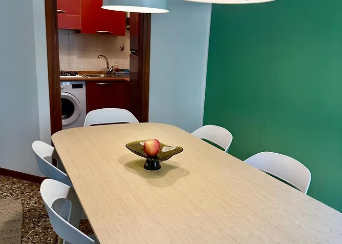 Wake Up Next To Vicenza's Beautiful Square! Apartment *
