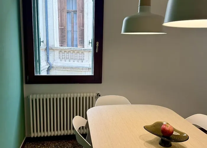 Wake Up Next To Vicenza's Beautiful Square! Apartment