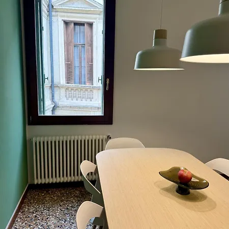 Wake Up Next To Vicenza's Beautiful Square! Apartment