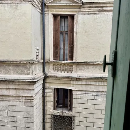 Wake Up Next To Vicenza's Beautiful Square! Apartment