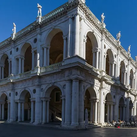 Wake Up Next To Vicenza's Beautiful Square! Apartment *